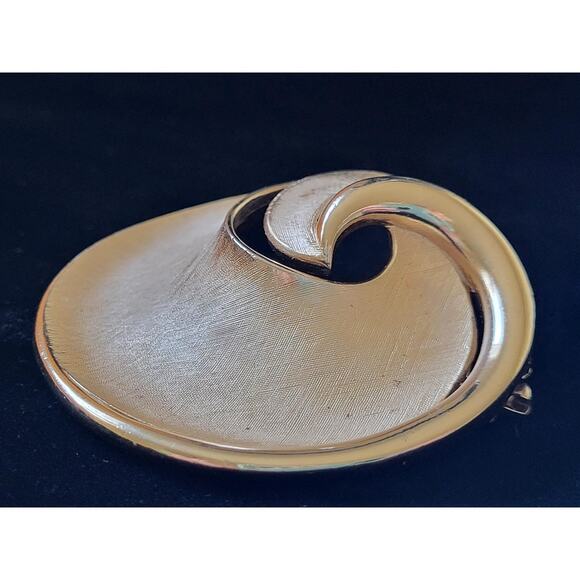 Signed Crown Trifari Mid 1960s Swirl Brooch Gold Tone Mid-Century Vintage MCM - Picture 2 of 8